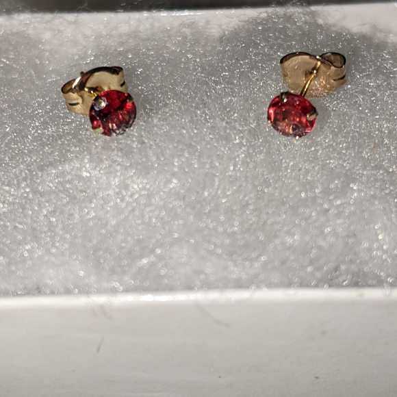 10k Yellow Gold, 4mm Garnet Stud Earrings - Picture 8 of 9